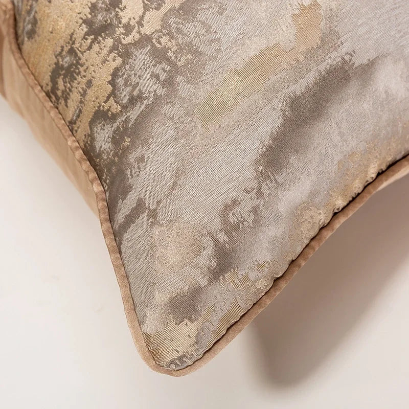 Housse de coussin jacquard, plusieurs formats et coloris Nesty, gros plan sur l'angle d'une housse de coussin jacquard motif abstrait doré et taupe