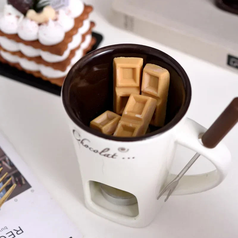 Mug à fondue en céramique, avec fourchette Nesty, mug blanc Chocolat rempli de carrés de chocolat au caramel à faire fondre, fourchette à fondue à côté