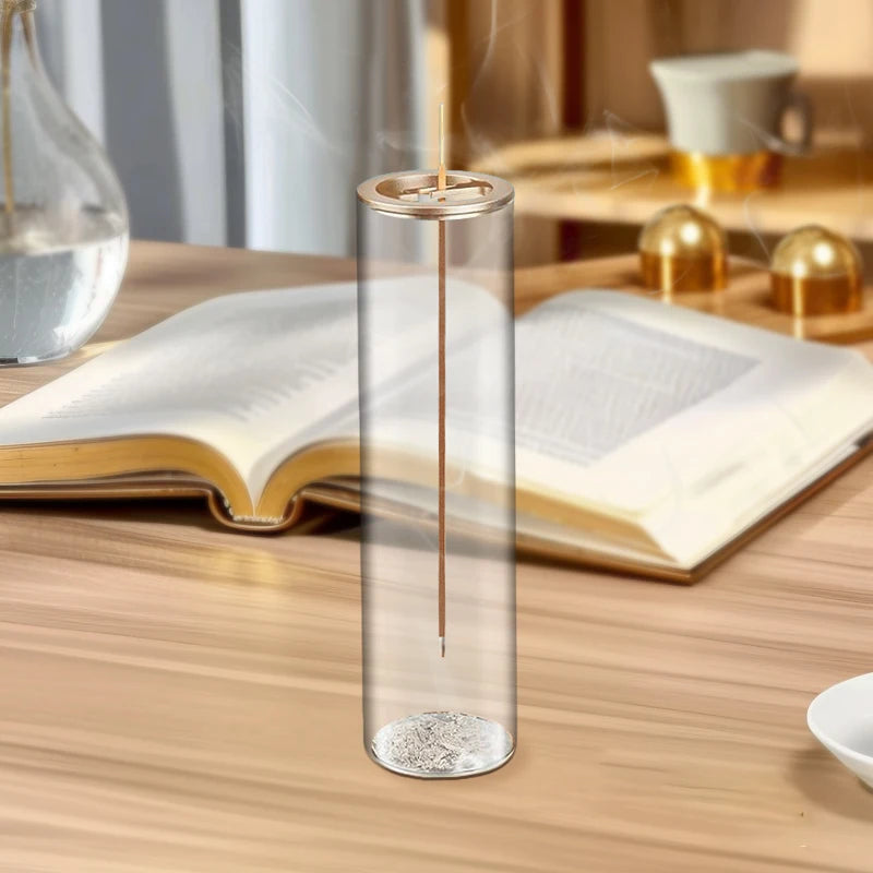 Brûle-encens en verre Nesty - Encens allumé, posé près d'un livre ouvert