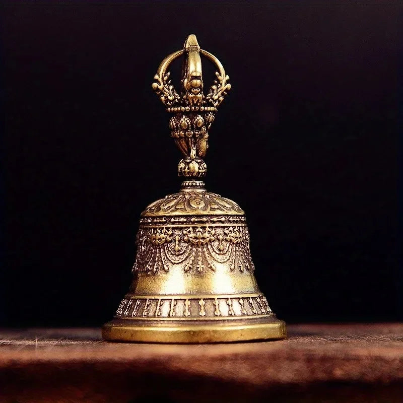 Clochette en bronze vintage Nesty - Debout sur une table en bois
