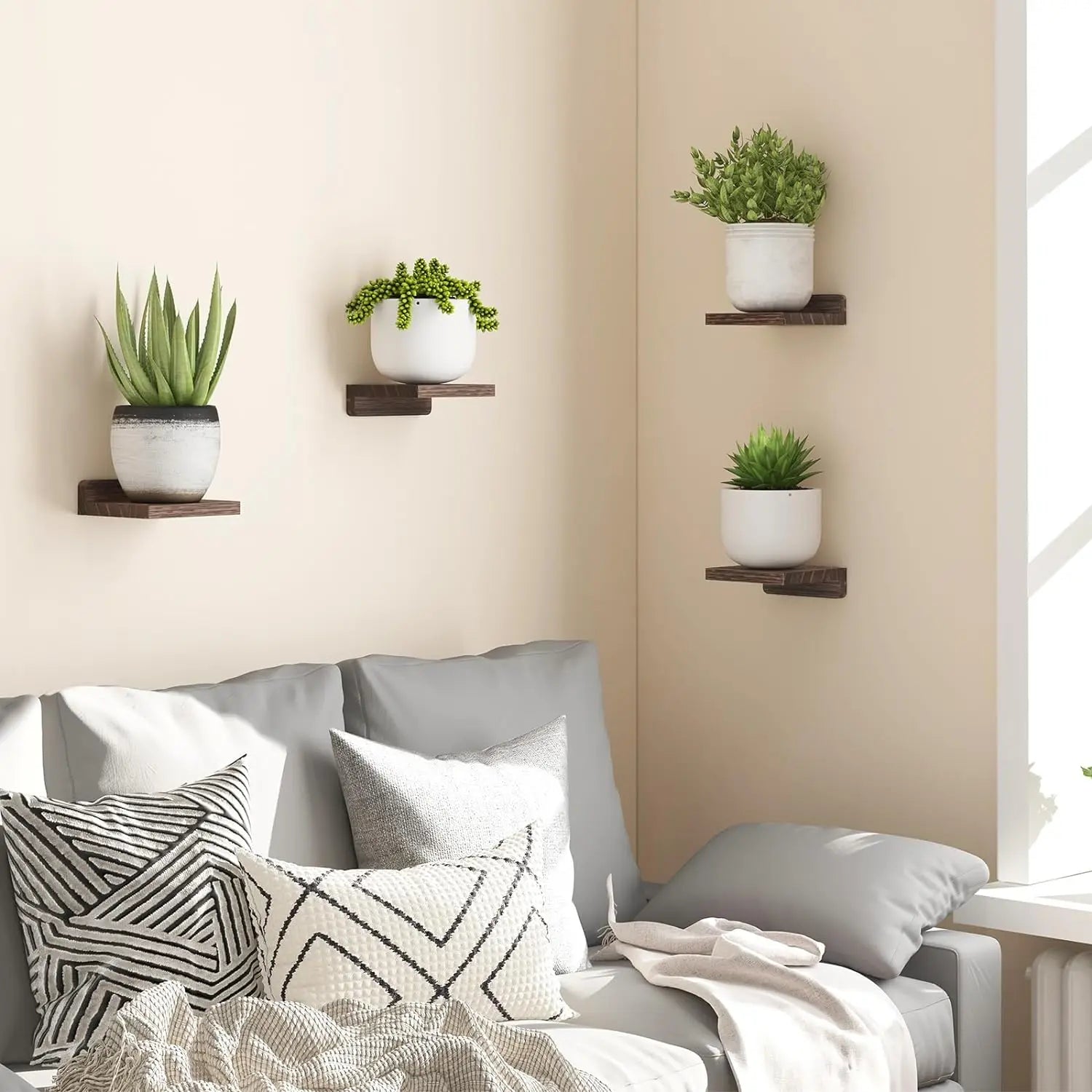 Mini étagères murales en bois - lot de 4 Nesty, étagères en bois foncé au-dessus d'un canapé gris, avec plantes succulentes