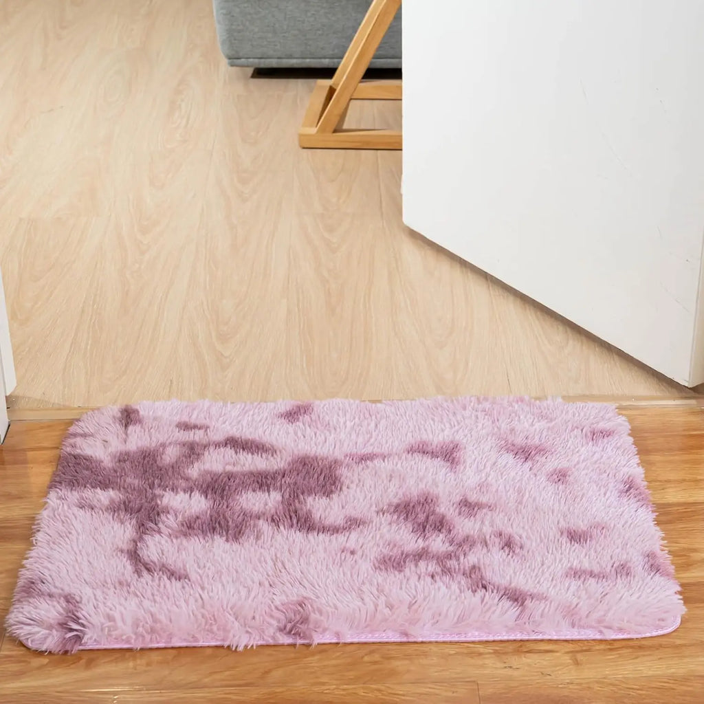 Tapis tie-dye antidérapant Nesty - Coloris rose et violet, devant une porte