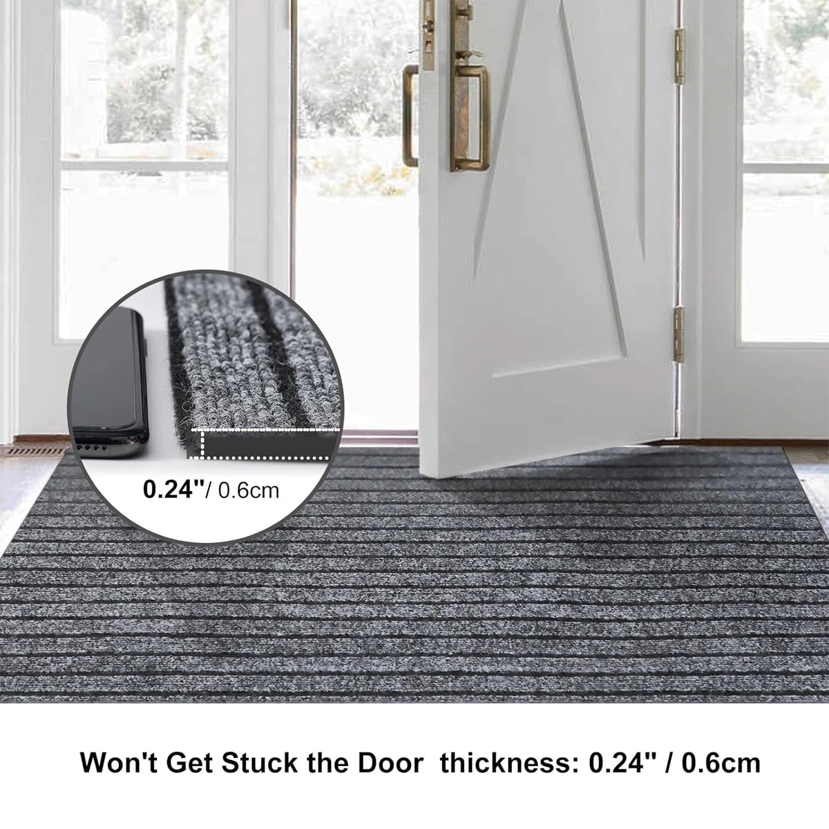 Tapis long à rayures — cuisine et entrée - Nesty, tapis gris à rayures posé devant une porte d'entrée ouverte, détail sur l'épaisseur de 0,6 cm