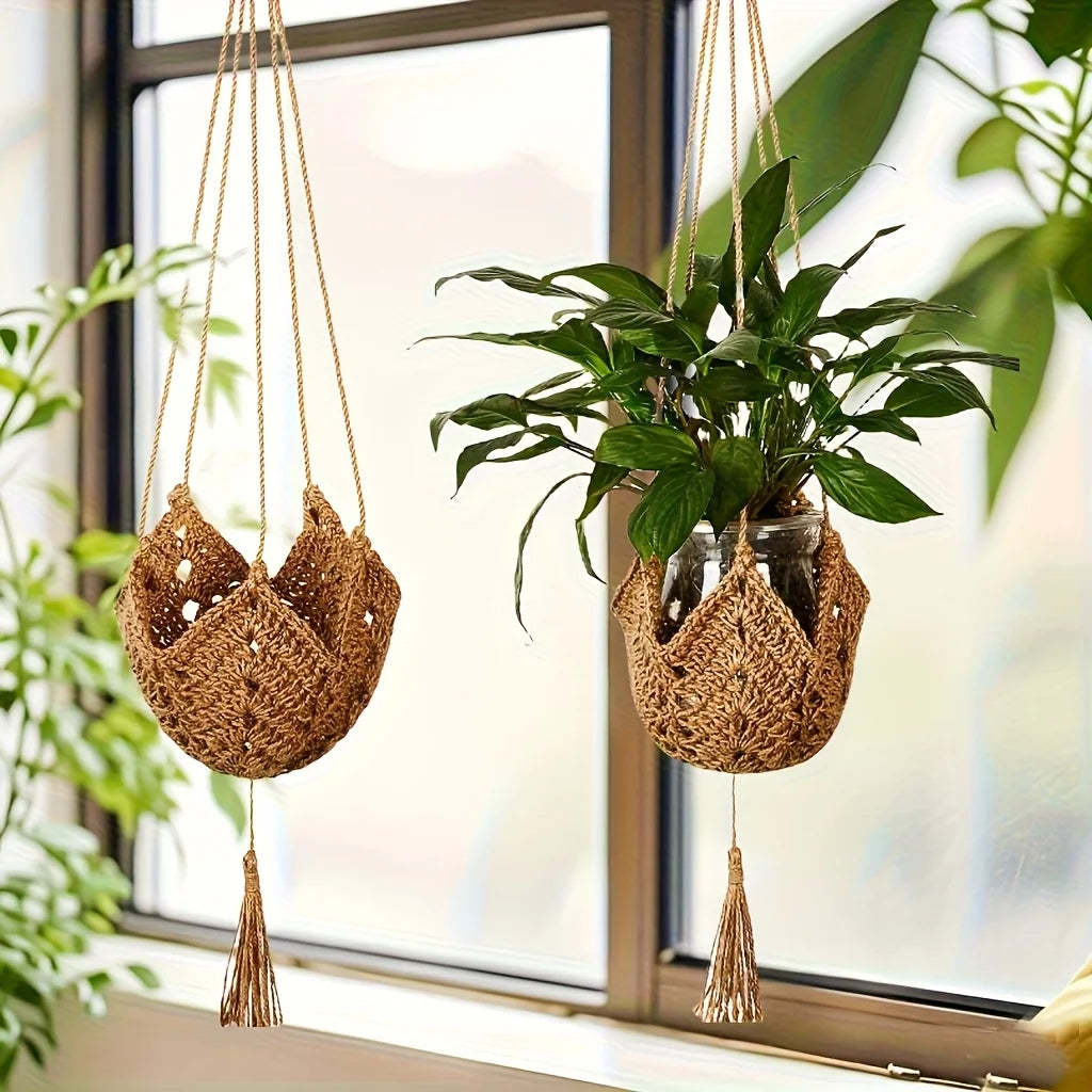 Suspension bohème en jute Nesty - Deux modèles tressés en forme de pétales suspendus devant une fenêtre, avec plante verte