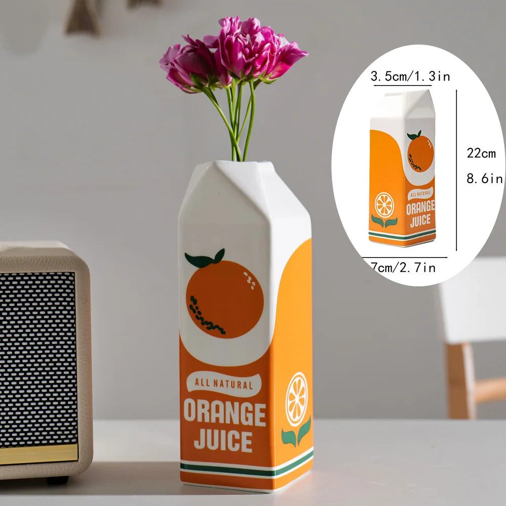 Vase céramique forme brique de jus, style rétro - Nesty - Vase blanc et orange imitation brique de jus d'orange avec des roses fuchsia, cotations 22cm de hauteur et 7cm de largeur