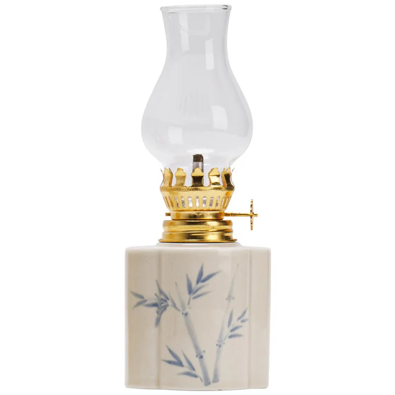 Lampe à pétrole en céramique peinte à la main motif bambou, globe en verre, mécanisme à molette en laiton, sur fond blanc - Nesty