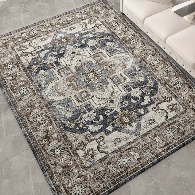 Tapis à motif géométrique rétro pour salon Nesty - Motif médaillon floral bleu marine et taupe à bordure florale