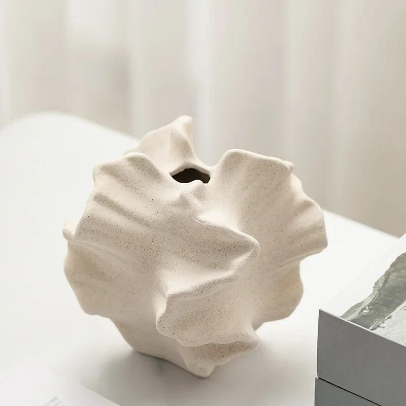 Vase en céramique à motifs ondulés, forme pétale Nesty, vase blanc cassé à motifs ondulés façon coquillage, posé sur une table
