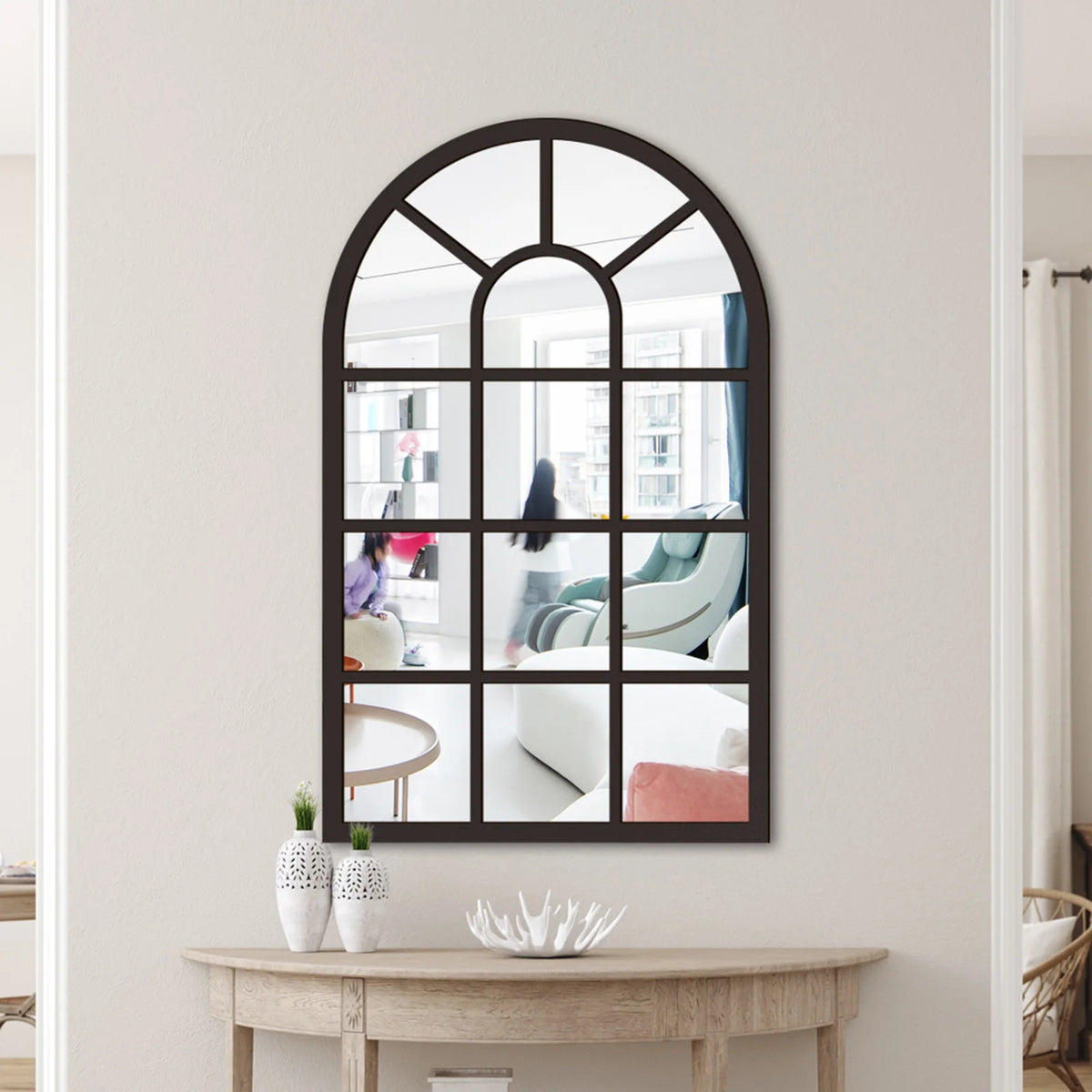 Miroir fenêtre en bois et acrylique Nesty - Trois coloris, version cadre noir accrochée au-dessus d'une console avec vases et fleurs séchées