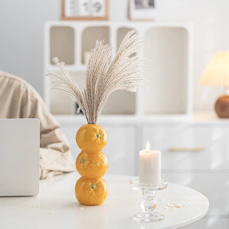 Coupelle-vase en céramique — fruits, fleurs ou bougie - Nesty - Vase citron avec pampas beige, posé sur un bureau près d'un ordinateur portable et d'une bougie allumée