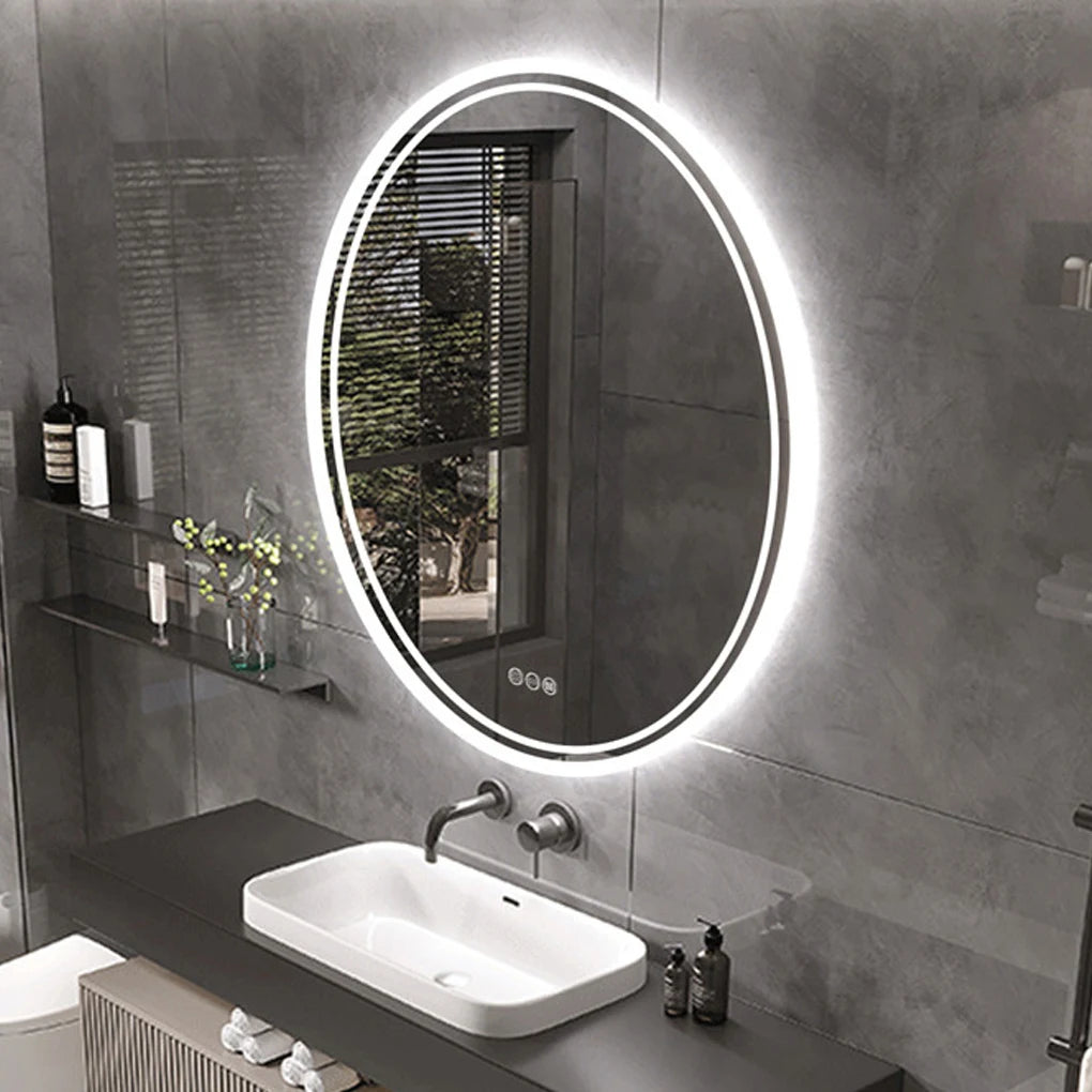 Miroir de salle de bain rond LED Nesty - Allumé au-dessus d'un lavabo noir, salle de bain en pierre grise avec fenêtre à volets