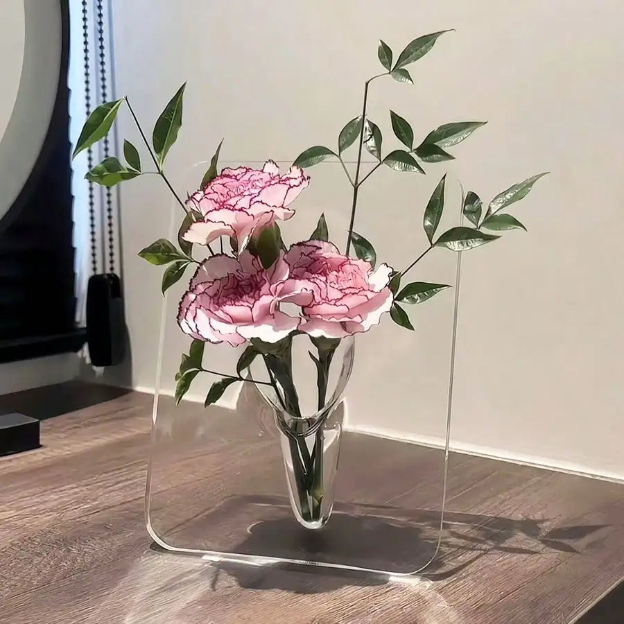 Vase cadre en acrylique transparent Nesty - Œillets roses sur une table en bois