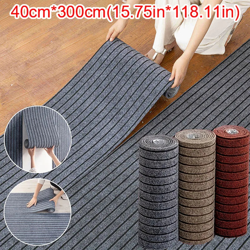Tapis de cuisine en rouleau à rayures - Nesty, mains déroulant un tapis gris à rayures, étiquette de taille 40x300cm, rouleaux de coloris variés au premier plan