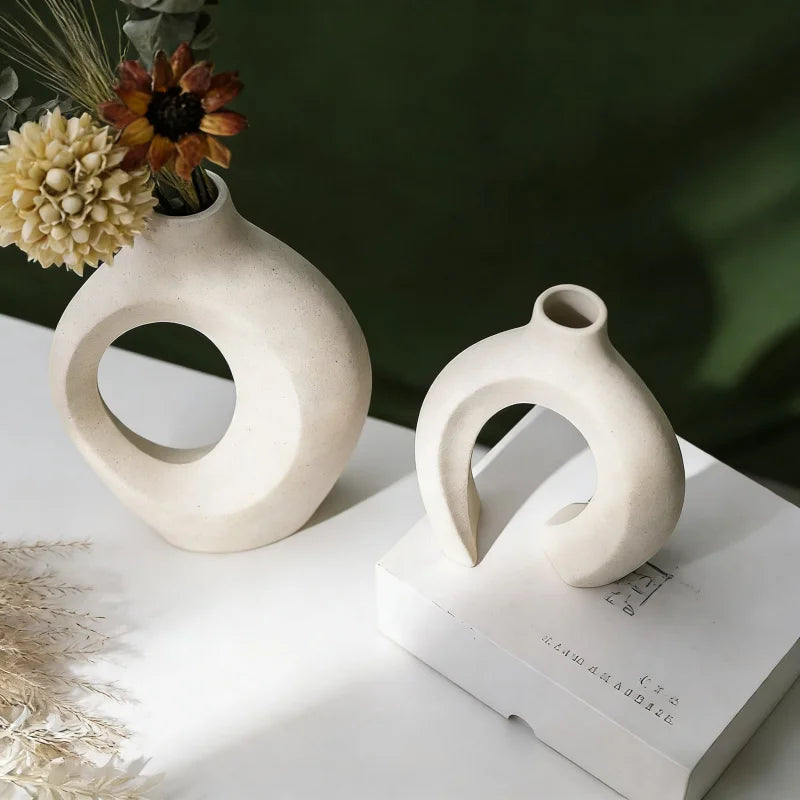 Set de vases imitation céramique Nesty - Modèles écru petit et moyen, l'un avec tournesol séché, sur fond blanc