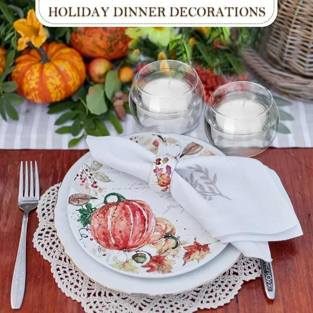 Photophores bol en verre Nesty - Deux photophores allumés sur une table de fête avec assiette à motif citrouille, visuel Holiday Dinner Decorations