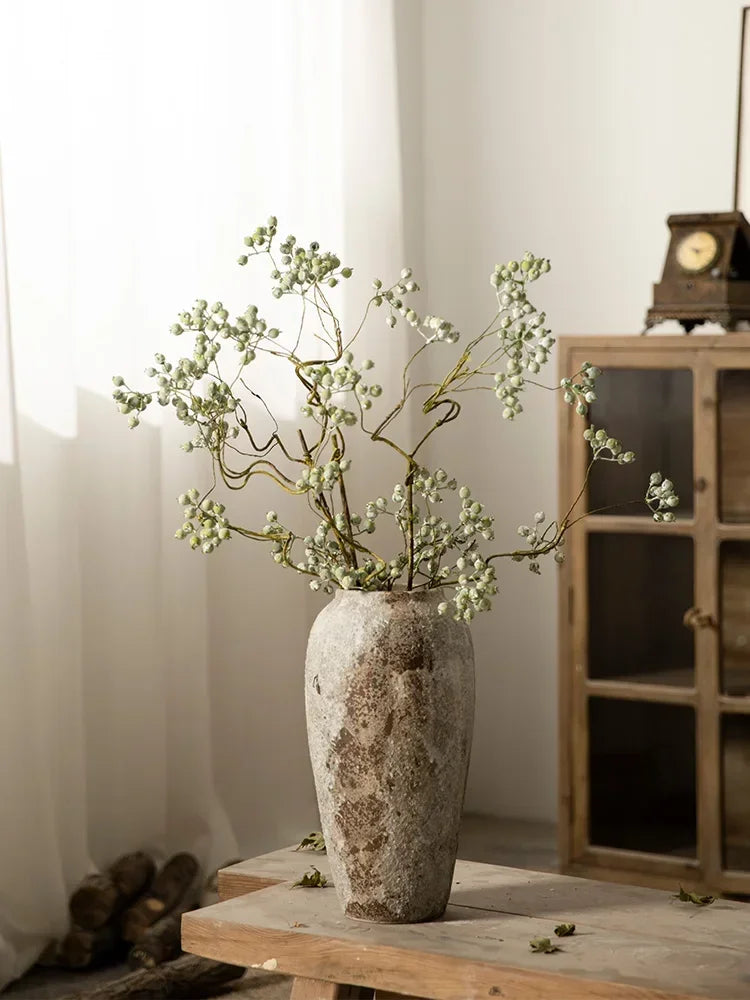 Vase en poterie mouchetée — esprit rétro chinois - Nesty - Grand format avec bouquet séché vert argenté, près d'une horloge en bois sur armoire vitrée