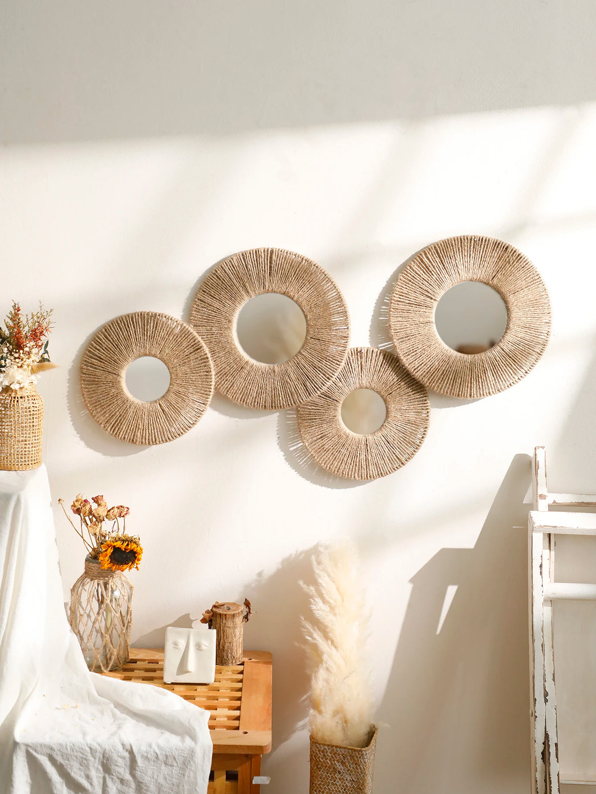 Ensemble de 4 miroirs muraux ronds en corde de chanvre tressée style bohème, coloris naturel, sur un mur ensoleillé avec fleurs séchées - Nesty