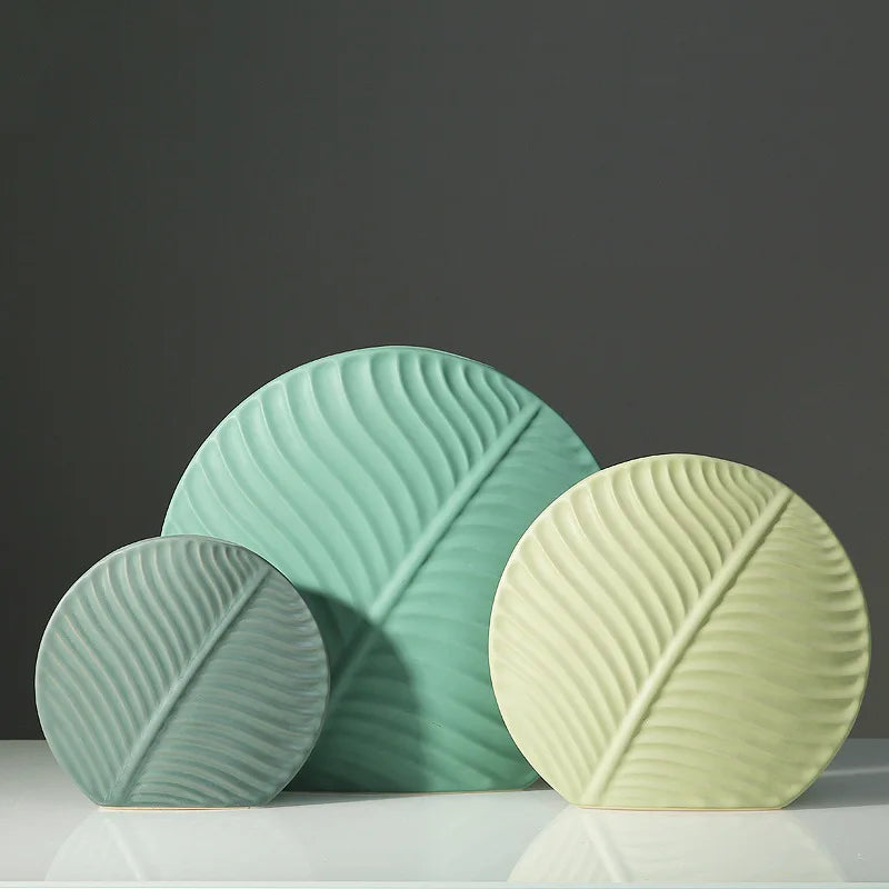 Vase céramique de style européen, motif feuille - Nesty - Trois tailles en forme de feuille côte à côte, coloris vert sauge, gris et vert clair, fond sombre