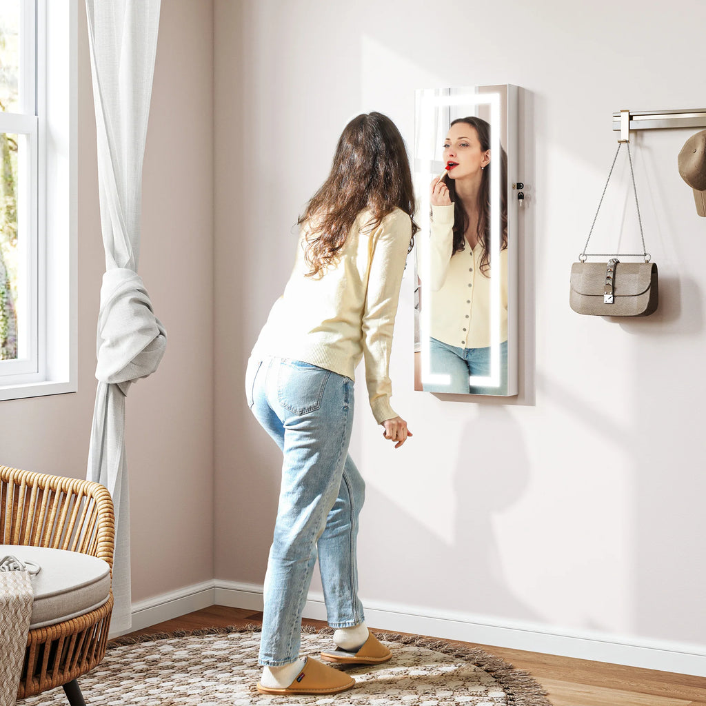 Miroir armoire à bijoux Nesty - Femme se maquillant devant le miroir LED allumé, accroché au mur