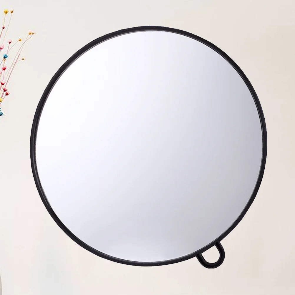 Miroir rond suspendu Nesty - Sur fond crème avec fleurs séchées, anneau d'accroche visible en bas