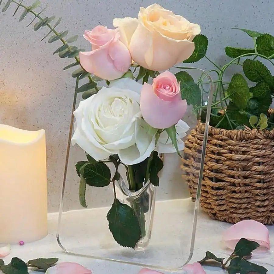 Vase cadre en acrylique transparent Nesty - Roses crème et roses, panier en osier en arrière-plan
