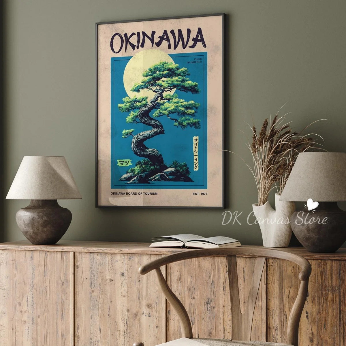 Toile murale illustrée — scène japonaise vintage - Nesty, affiche Okinawa au pin bonsaï bleu accrochée au-dessus d'un buffet en bois