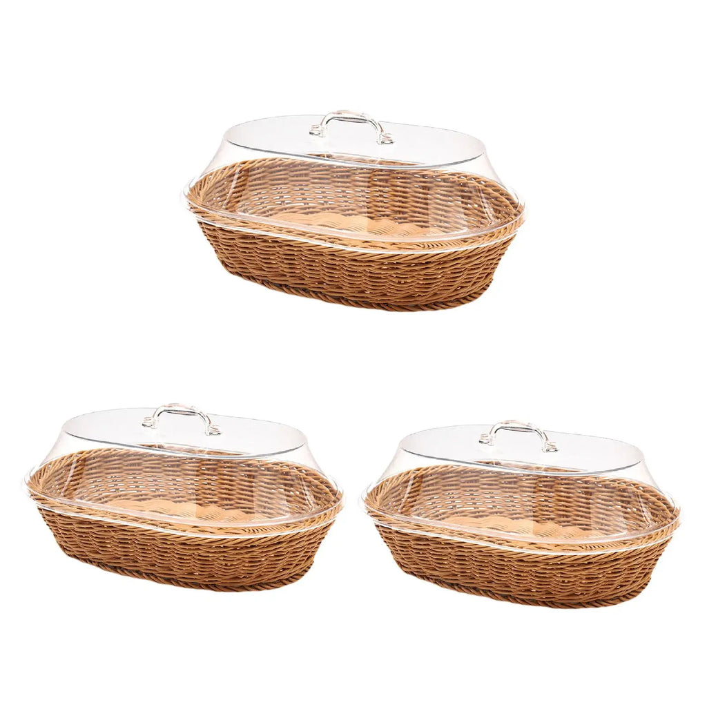 Corbeille à pain tressée effet rotin avec couvercle acrylique Nesty, trois corbeilles identiques avec cloche acrylique sous un autre angle, fond blanc
