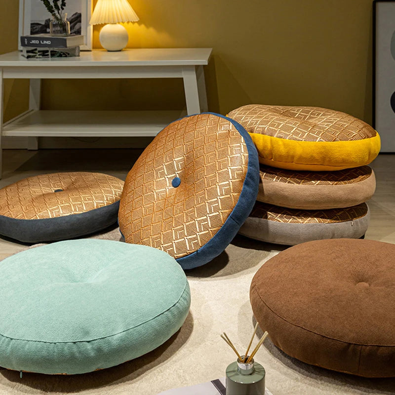 Coussin de sol rond en lin, esprit tatami, pour méditation Nesty, galettes rondes à motif tressé doré empilées avec liseré bleu et jaune, une galette unie vert menthe et une brune au premier plan