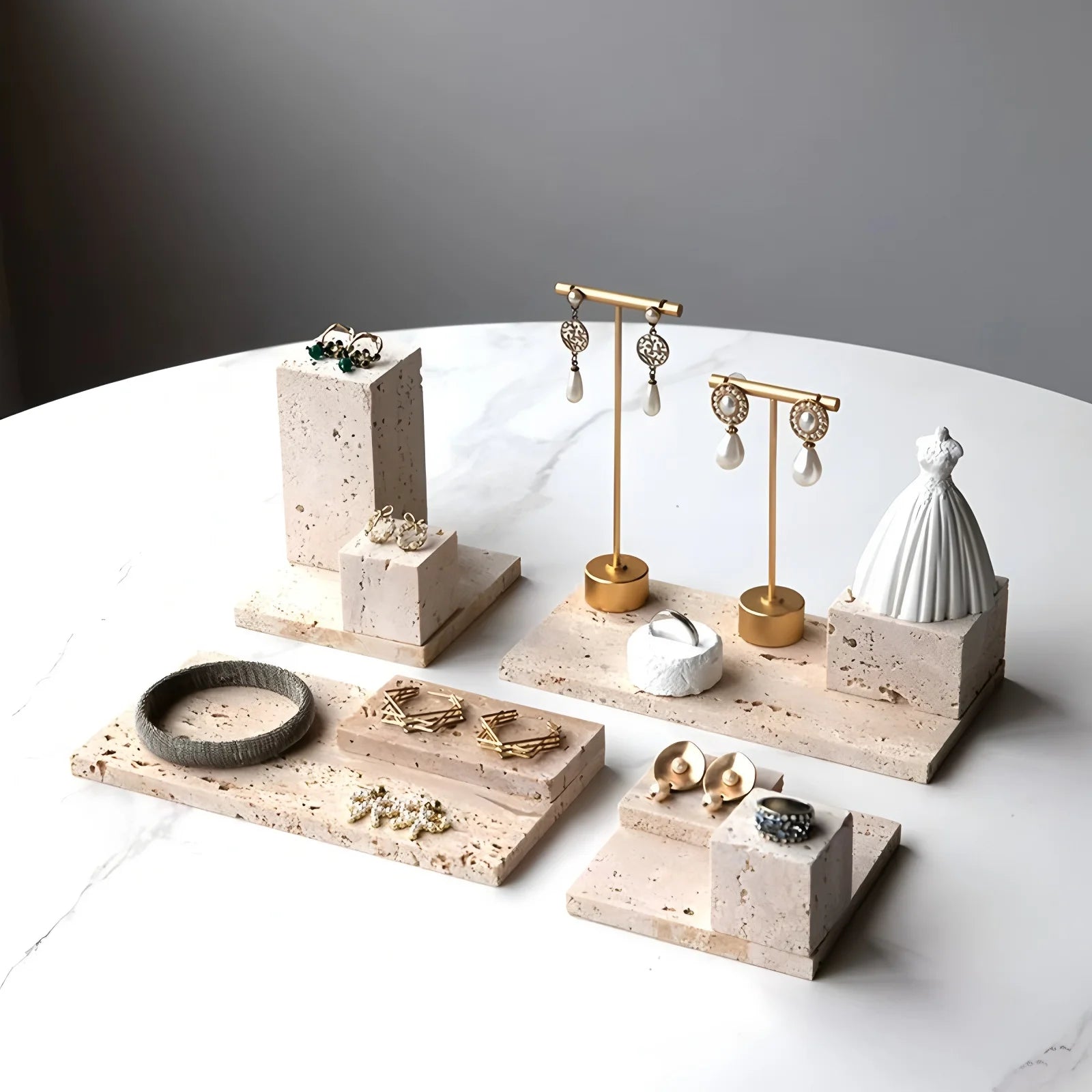 Plateau vide-poche en pierre naturelle Nesty - Blocs en travertin avec présentoirs dorés à boucles d'oreilles et figurine robe
