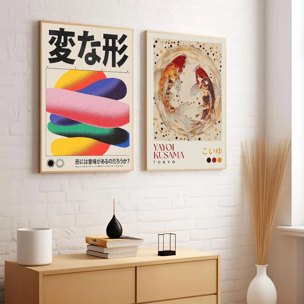 Toile murale illustrée — carpes koï et fleurs - Nesty, affiches encadrées de formes abstraites colorées et de carpes koï façon Yayoi Kusama sur mur en briques blanches