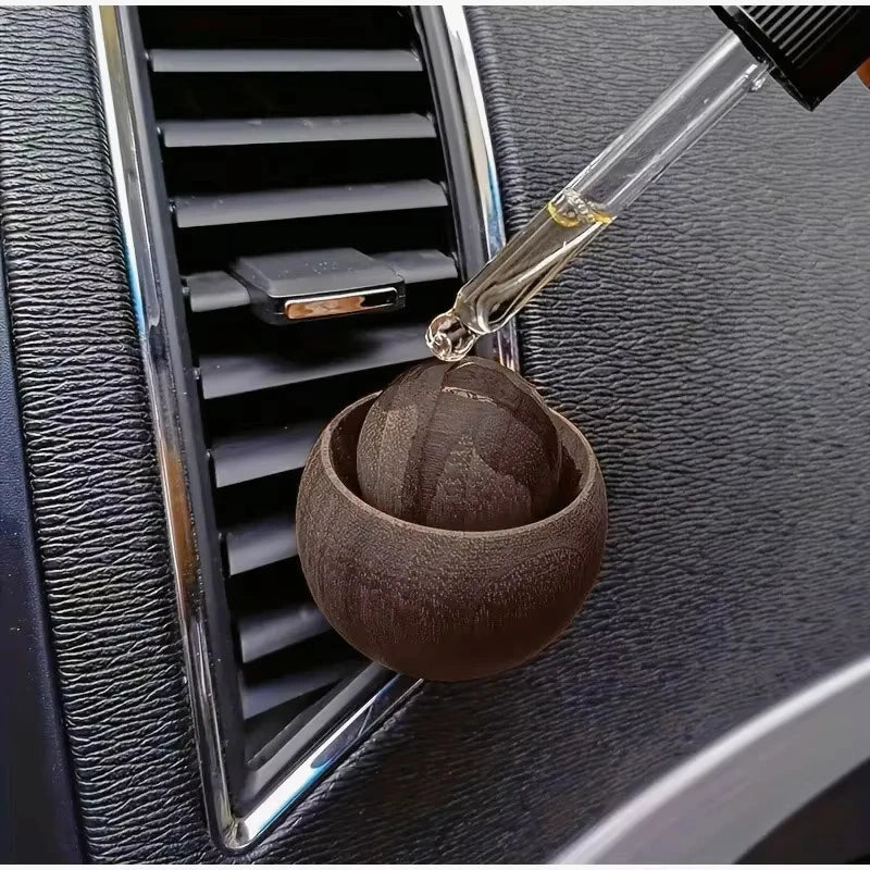 Diffuseur d'huiles essentielles en bois Nesty - Ajout d'huile essentielle à la pipette dans une voiture