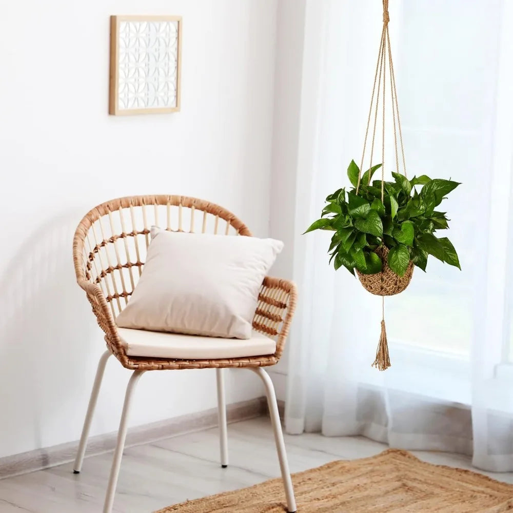 Suspension macramé en jute Nesty - Plante suspendue près d'un fauteuil en rotin, dans salon lumineux