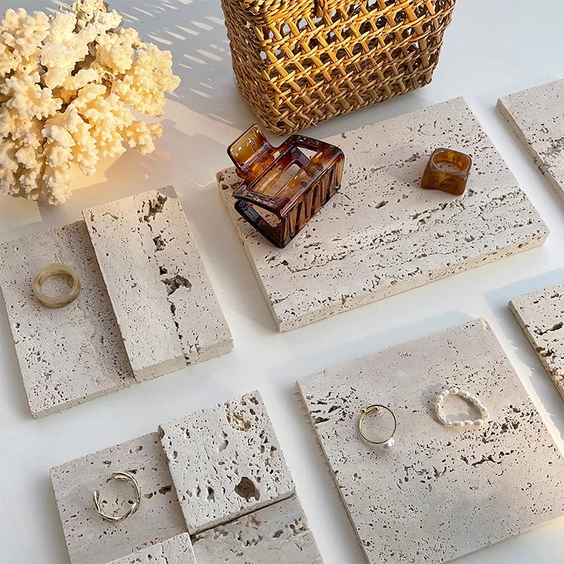 Vide-poche en travertin Nesty - Plaques avec pinces à cheveux, bagues et corail décoratif, sac en rotin