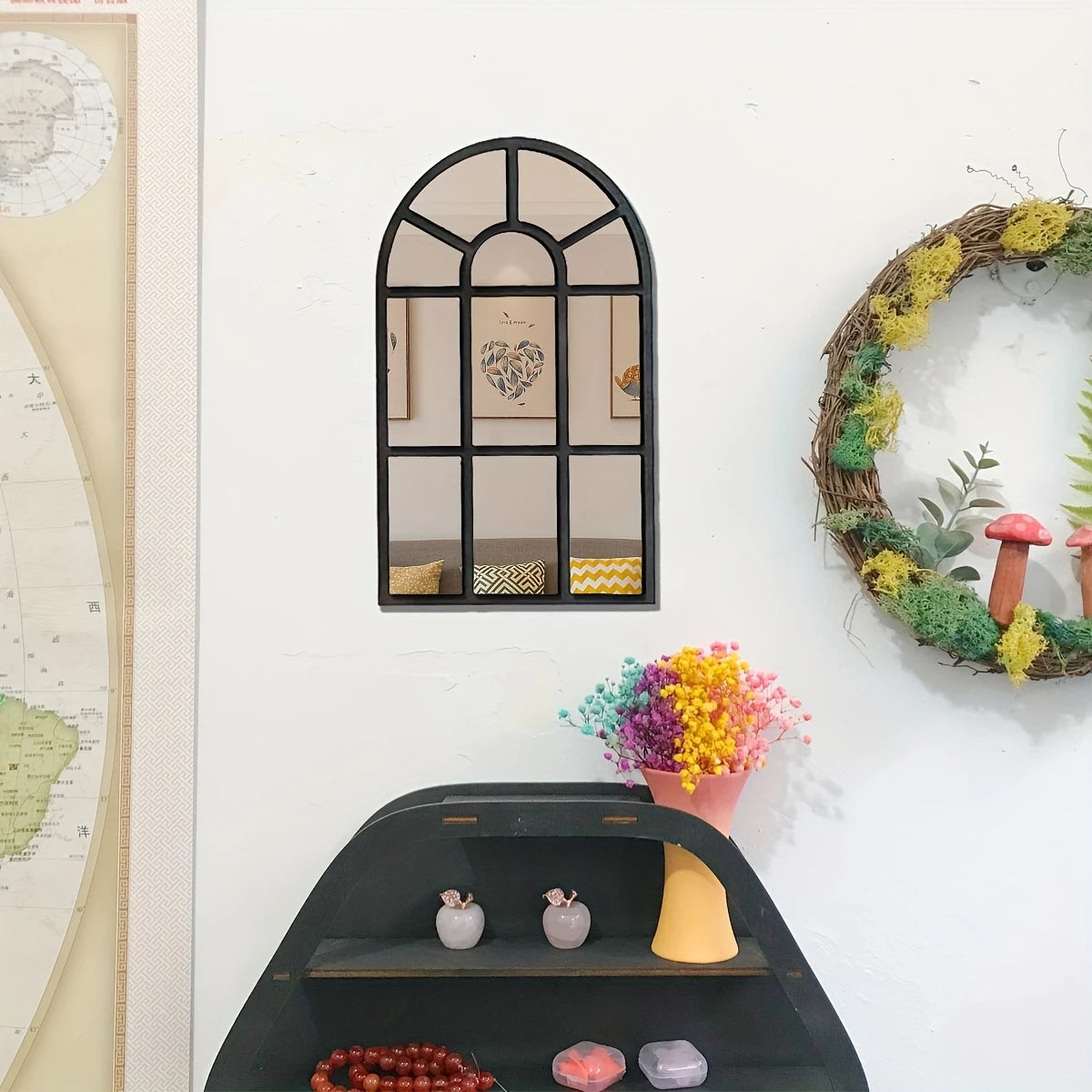 Miroir fenêtre en bois et acrylique Nesty - Format simple, vue rapprochée du miroir accroché dans l'entrée avec le meuble et la couronne végétale