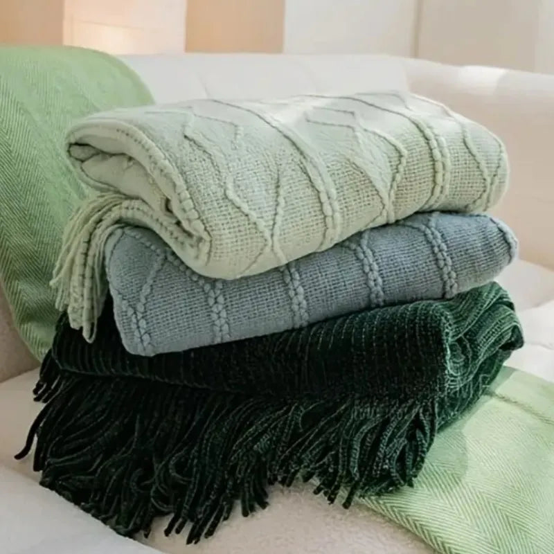 Plaid oversize tricoté Nesty - Trois coloris vert sauge, bleu grisé et vert foncé empilés avec franges