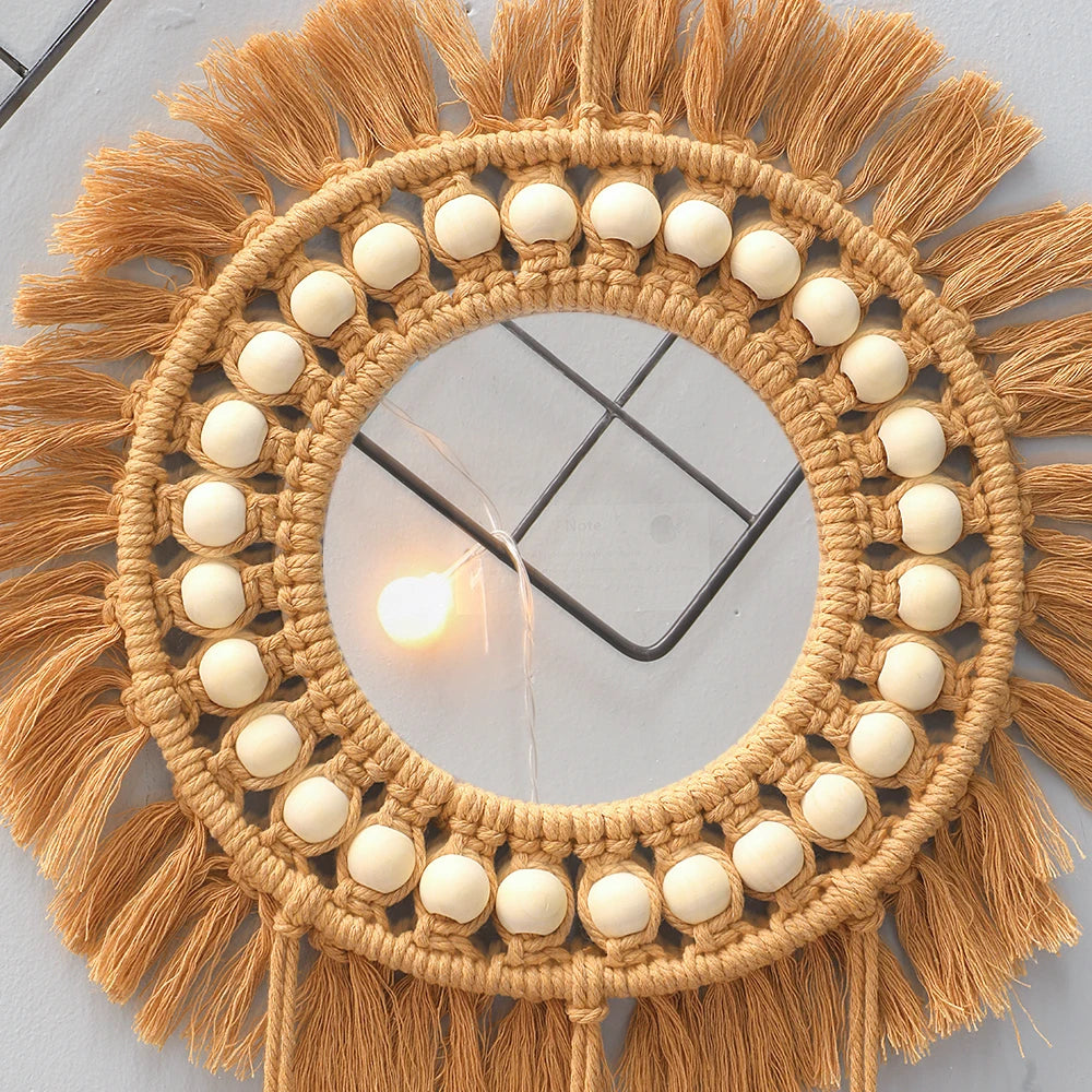 Miroir rond tissé main Nesty - Gros plan sur le modèle à perles de bois avec guirlande lumineuse reflétée