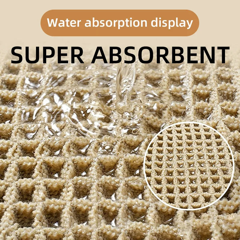 Tapis de bain gaufré à pompons Nesty - Démonstration d'absorption d'eau sur la texture gaufrée en gros plan