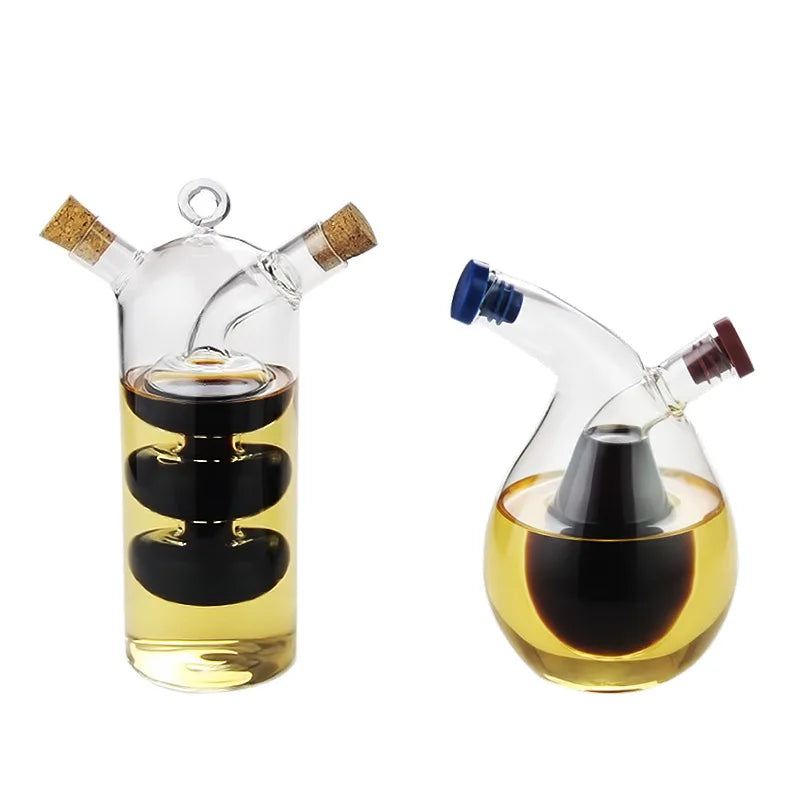 Flacon à sauce double compartiment en verre Nesty, deux modèles de flacons doseurs à deux compartiments côte à côte, l'un cylindrique à bouchons liège, l'autre rond à bouchons bleu et bordeaux