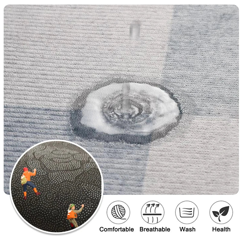 Tapis de cuisine long à rayures en diatomée - Nesty, test d'absorption à l'eau sur la texture grise à rayures