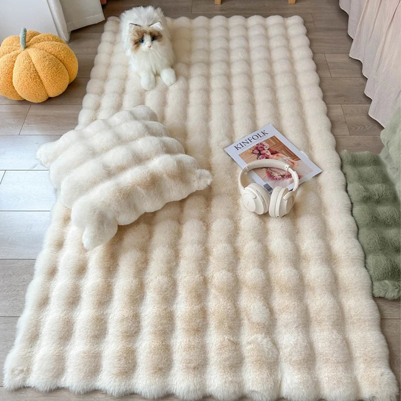 Tapis moelleux façon fourrure — coloris variés - Nesty, coloris ivoire à relief vagues, avec un chat en peluche, un magazine et un casque audio
