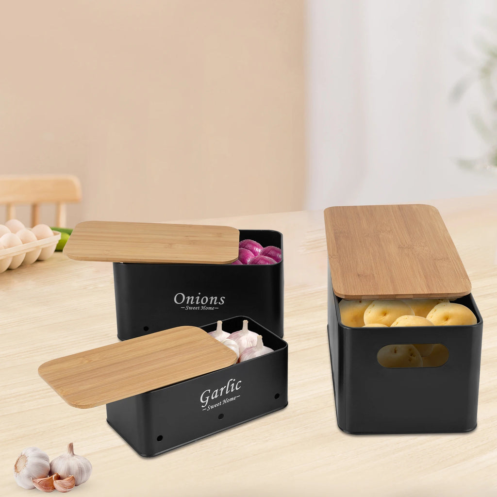 Set de 3 boîtes de rangement ventilées, couvercles en bambou Nesty, coloris noir, les trois boîtes sur plan de travail clair avec un panier à œufs