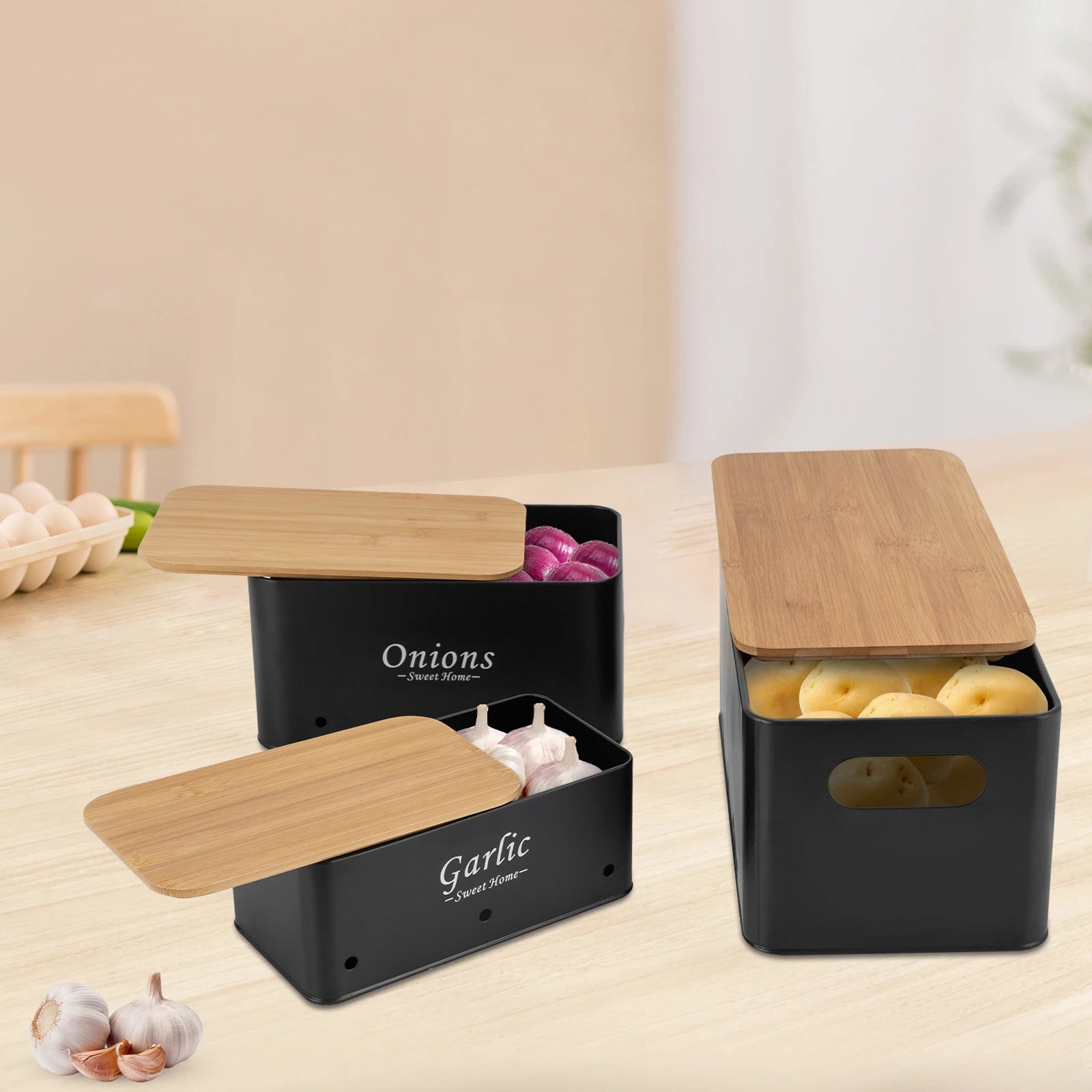 Set de 3 boîtes de rangement ventilées, couvercles en bambou Nesty, coloris noir, les trois boîtes sur plan de travail clair avec un panier à œufs
