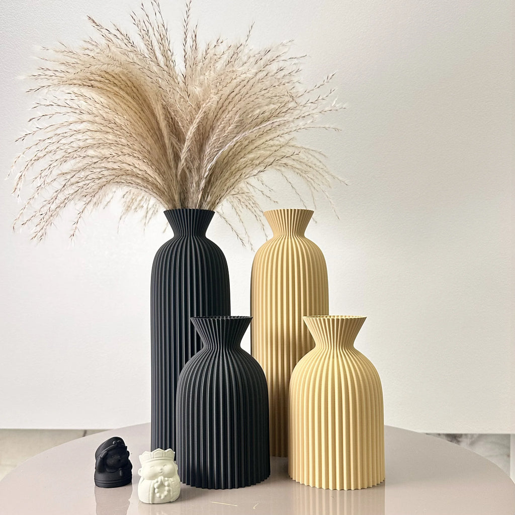 Duo de vases à motif ondulé pour fleurs séchées Nesty, quatre vases côtelés noirs et beiges, le plus grand garni d'herbes de pampa