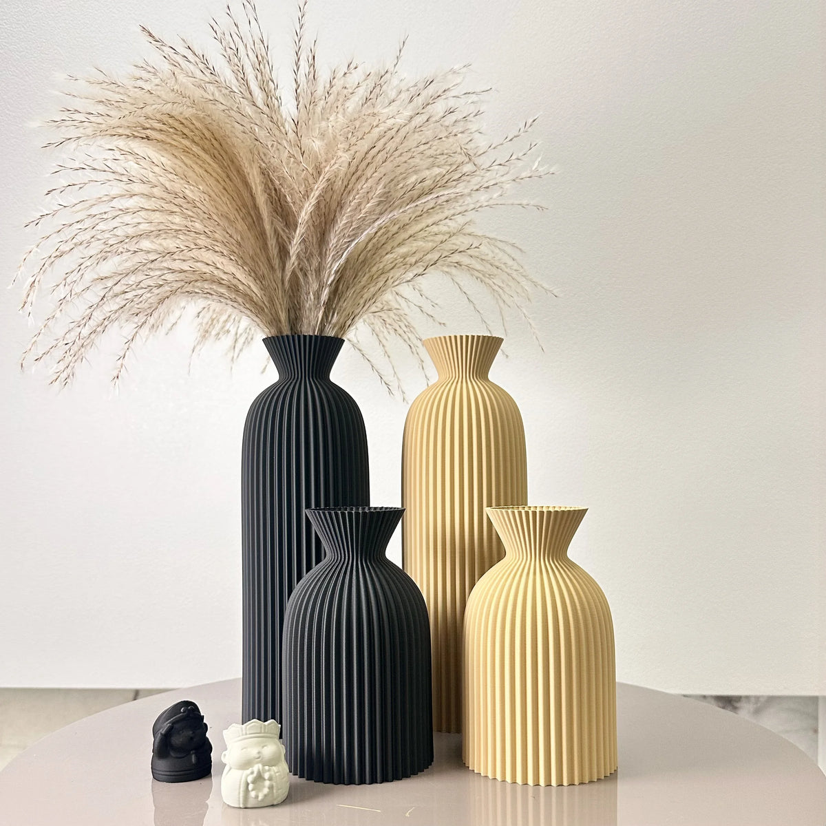 Duo de vases à motif ondulé pour fleurs séchées Nesty, quatre vases côtelés noirs et beiges, le plus grand garni d'herbes de pampa