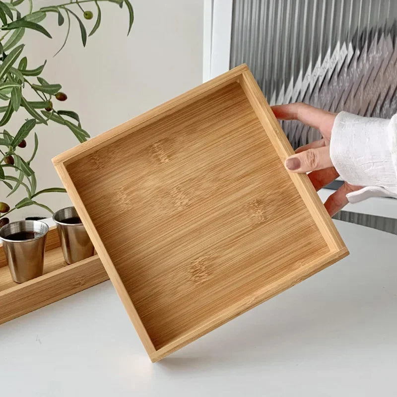 Plateau rectangulaire en bois à thé et service Nesty, plateau carré en bambou tenu à la main, posé sur une table