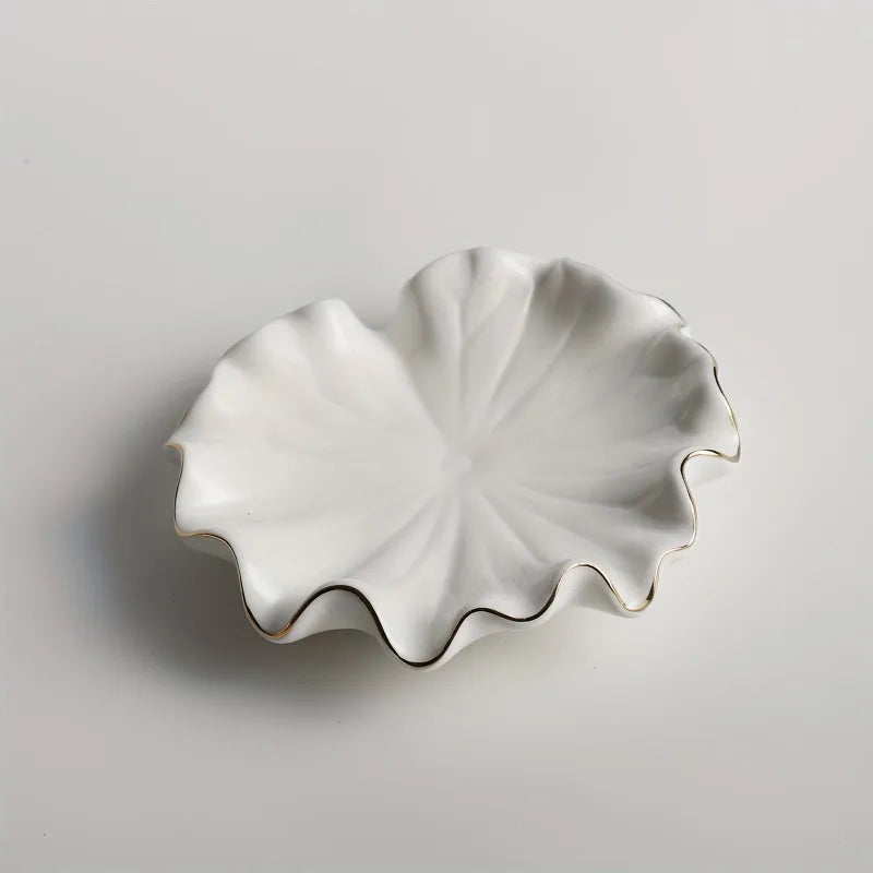 Porte-savon en céramique blanc, liseré doré et forme coquillage (vue 5) - Nesty