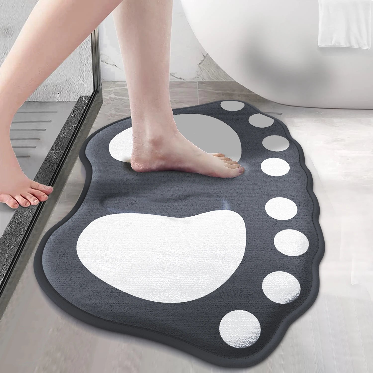 Tapis de bain motif pattes Nesty - Forme de pied, utilisé près d'une baignoire