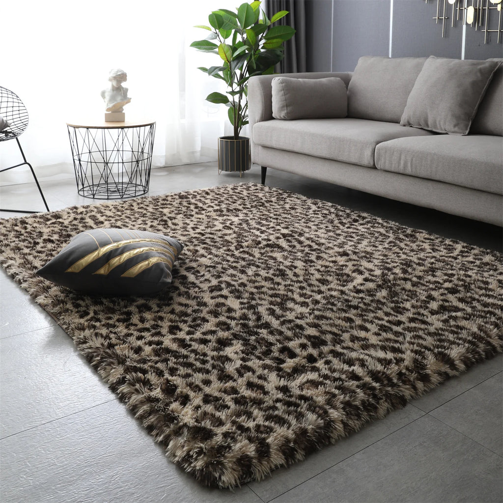 Tapis shaggy moelleux — plusieurs motifs - Nesty, tapis shaggy à motif léopard beige et brun dans un salon avec canapé gris et coussin doré