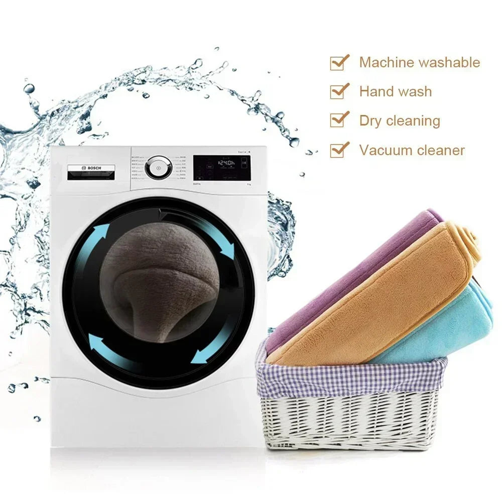 Illustration d'un lave-linge lavant un tapis, avec des pictogrammes de lavage (machine, main, nettoyage à sec, aspirateur) et des tapis pliés dans un panier en osier.