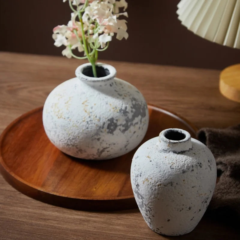 Vase en céramique fait main, esprit nostalgique Nesty, deux vases effet pierre tacheté, le plus grand garni de fleurs blanches, sur plateau en bois